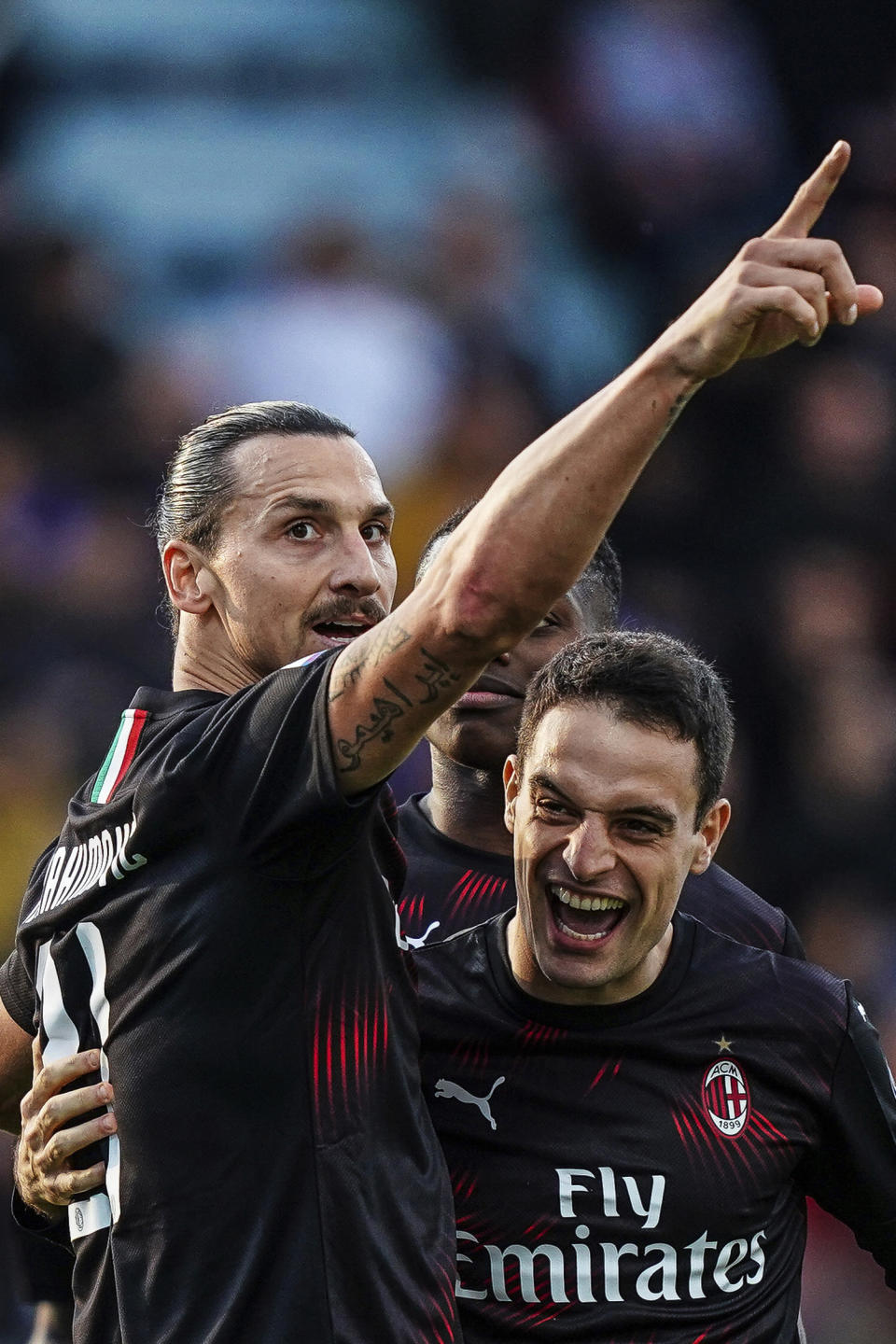 Zlatan Ibrahimovic festeja tras anotar el segundo tanto del Milan ante el Cagliari, en un encuentro de la Serie A italiana, disputado el sábado 11 de enero de 2020 (Spada(/LaPresse via AP)