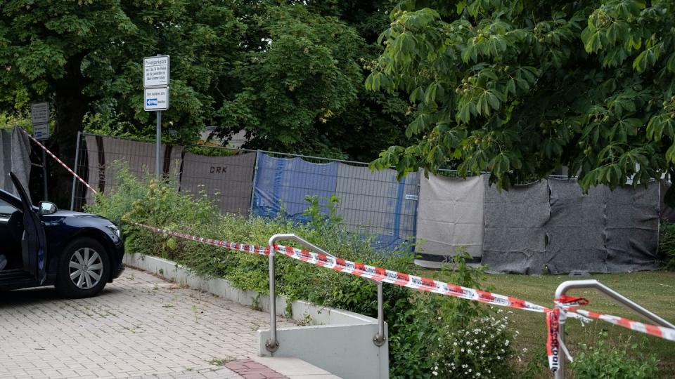 Polizeibeamte sichern hinter einem Sichtschutz Spuren nach dem Fund der Frauenleiche in Barsinghausen. Foto: Peter Steffen