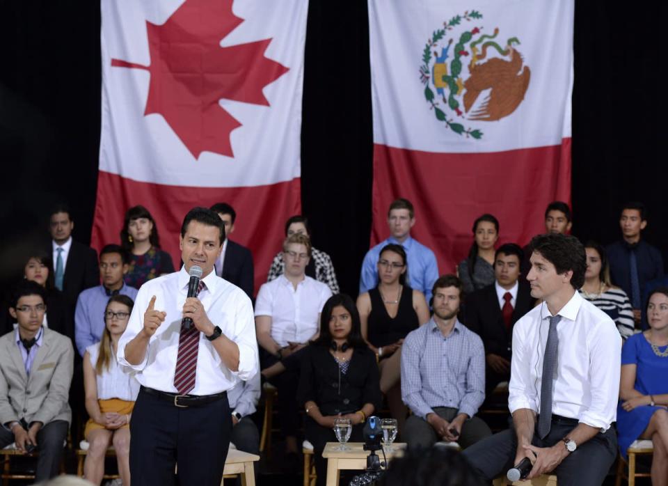 Canada’s Prime Minister Justin Trudeau poses for a selfie following a youth Q&A with Mexico’s President Enrique Pena Nieto at the Museum of Nature, on Tuesday, June 28, 2016 in Ottawa. THE CANADIAN PRESS/Justin Tang