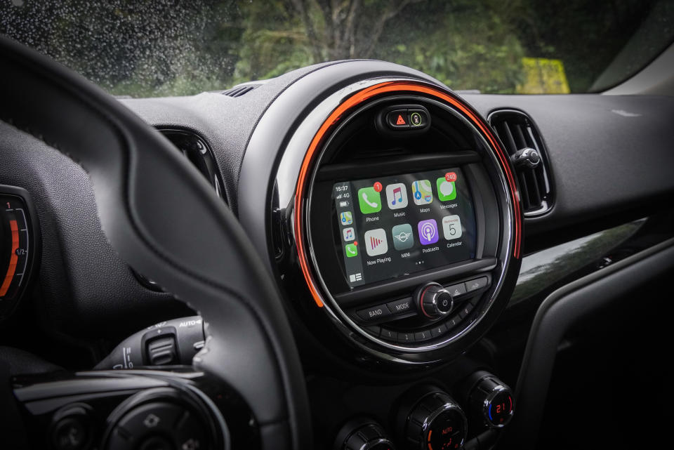 MINI Visual Boost 6.5 吋觸控螢幕，中文衛星導航系統、Apple CarPlay 系統都是野營版套件內容。