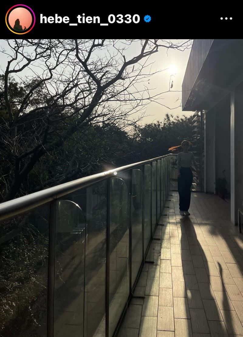 田馥甄和爸爸一起在陽台拍照。（圖／翻攝自田馥甄IG）