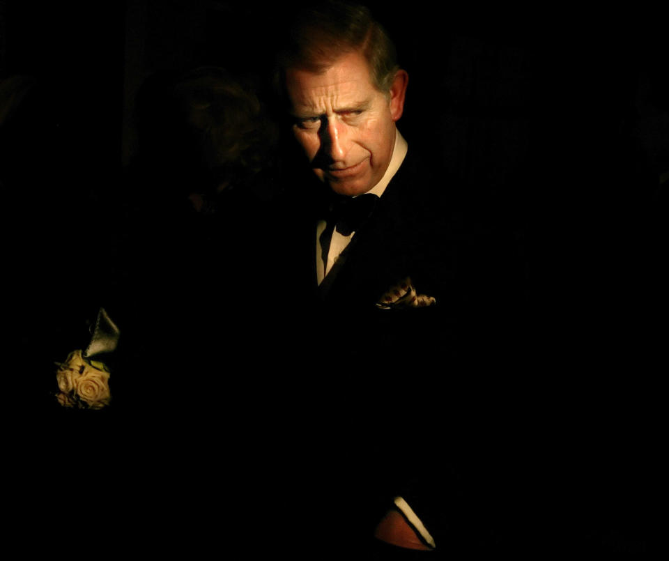 ARCHIVO - En esta fotografía del domingo 28 de enero de 2007, el príncipe Carlos de Gran Bretaña entra al Harvard Club para recibir el Premio Global Ambiental de la Facultad de Medicina de Harvard, en Nueva York. (AP Foto/Stephen Chernin, Archivo)