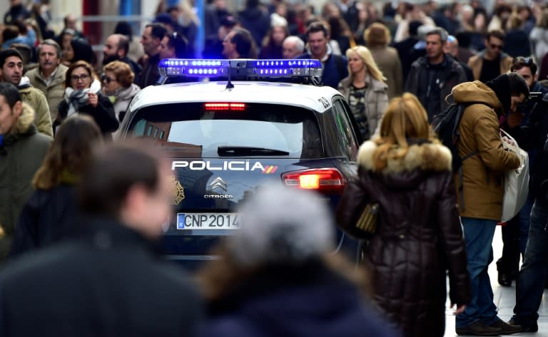 Un vehículo de la Policía Nacional patrulla por una calle comercial de Madrid el 20 de diciembre de 2016 (Gerard Julien)