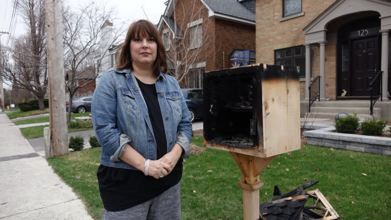 Arsonist torches Ottawa family's front yard library