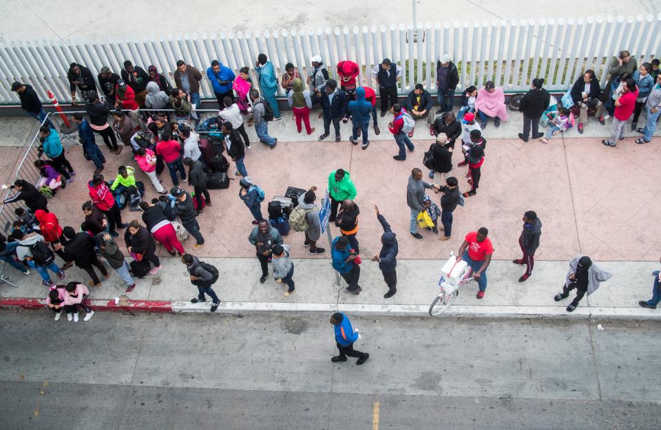 TIJUANA, México – Cientos de migrantes pasan por el ritual diario de visitar el puerto de entrada de El Chaparral a ver qué nombres fueron llamados de la lista de espera para introducir peticiones de asilo en los Estados Unidos. Los migrantes frecuentemente tienen que esperar semanas antes de ser llamados.