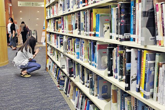 港人在公共圖書館的借閱量，在5年間累跌逾1成。（資料圖片）