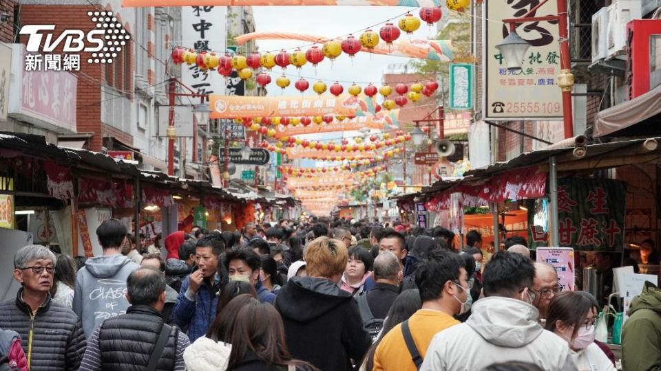 過年迪化街塞滿人。（圖／潘建樺攝）