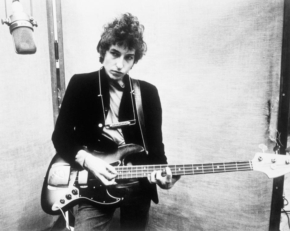 <h1 class="title">Bob Dylan Holding Bass Guitar</h1><cite class="credit">Bettmann</cite>