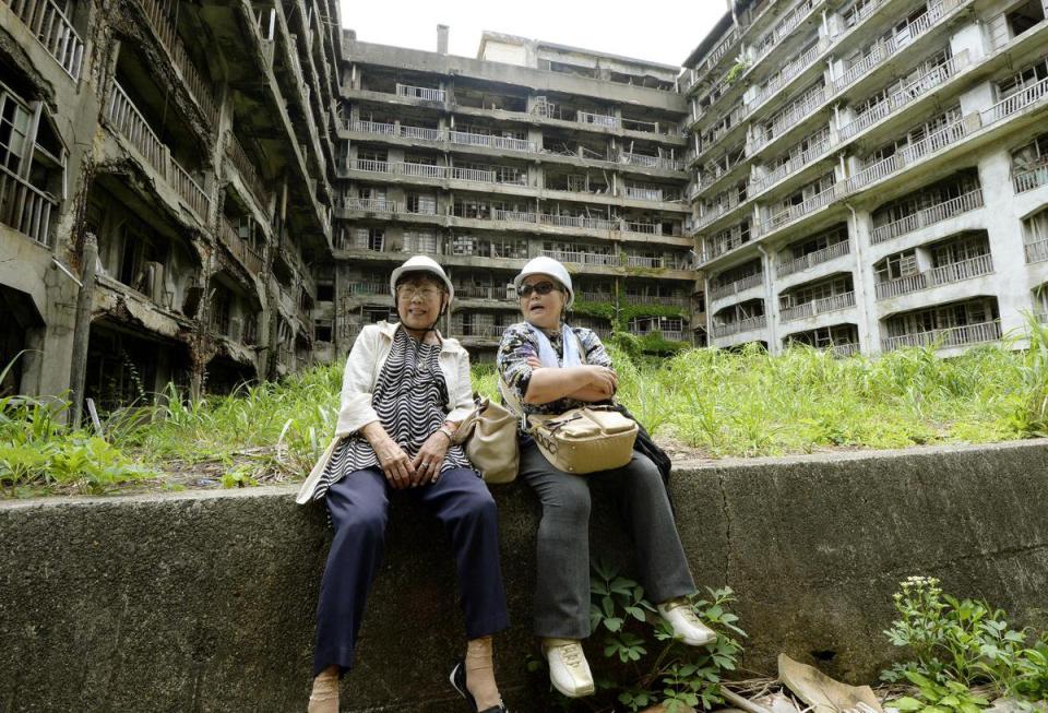 當年曾住在島上的兩位日本老奶奶相隔70年後以觀光方式重遊兒時舊地。（東方IC）