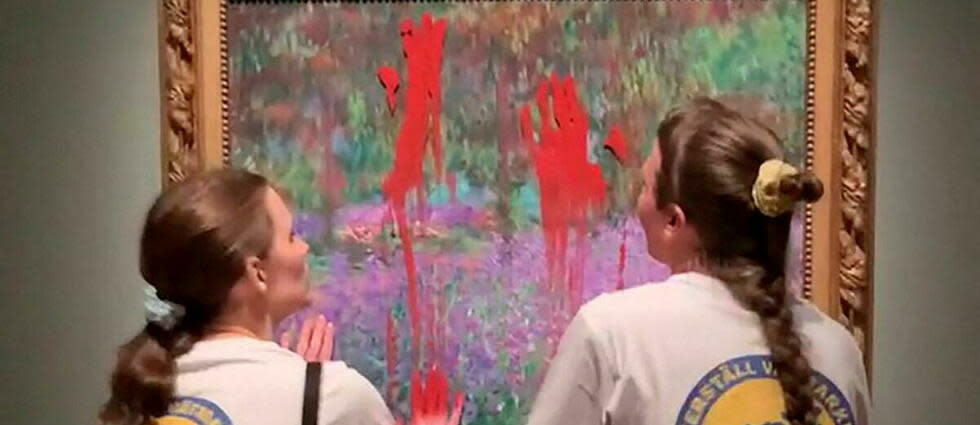 Deux militantes écologistes ont étalé mercredi de la peinture rouge sur la vitrine protégeant un tableau de Claude Monet, avant d'y coller leurs mains, au musée national de Stockholm.  - Credit:HANDOUT / ATERSTALL VATMARKER / AFP