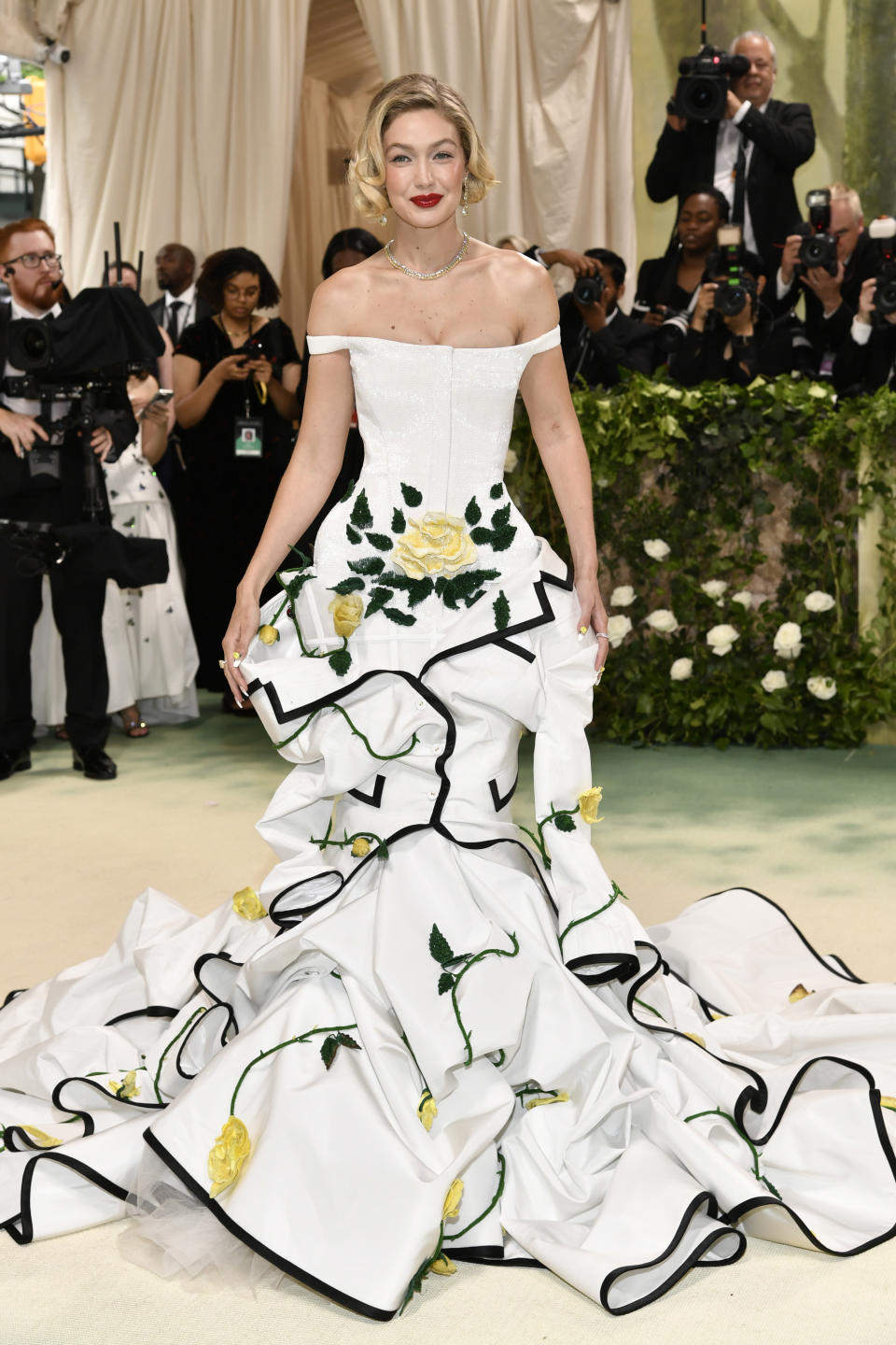 Gigi Hadid llega a la gala benéfica del Instituto del Vestido del Museo Metropolitano de Arte para celebrar la inauguración de la exposición "Sleeping Beauties: Reawakening Fashion" el lunes 6 de mayo de 2024, en Nueva York. (Foto Evan Agostini/Invision/AP)