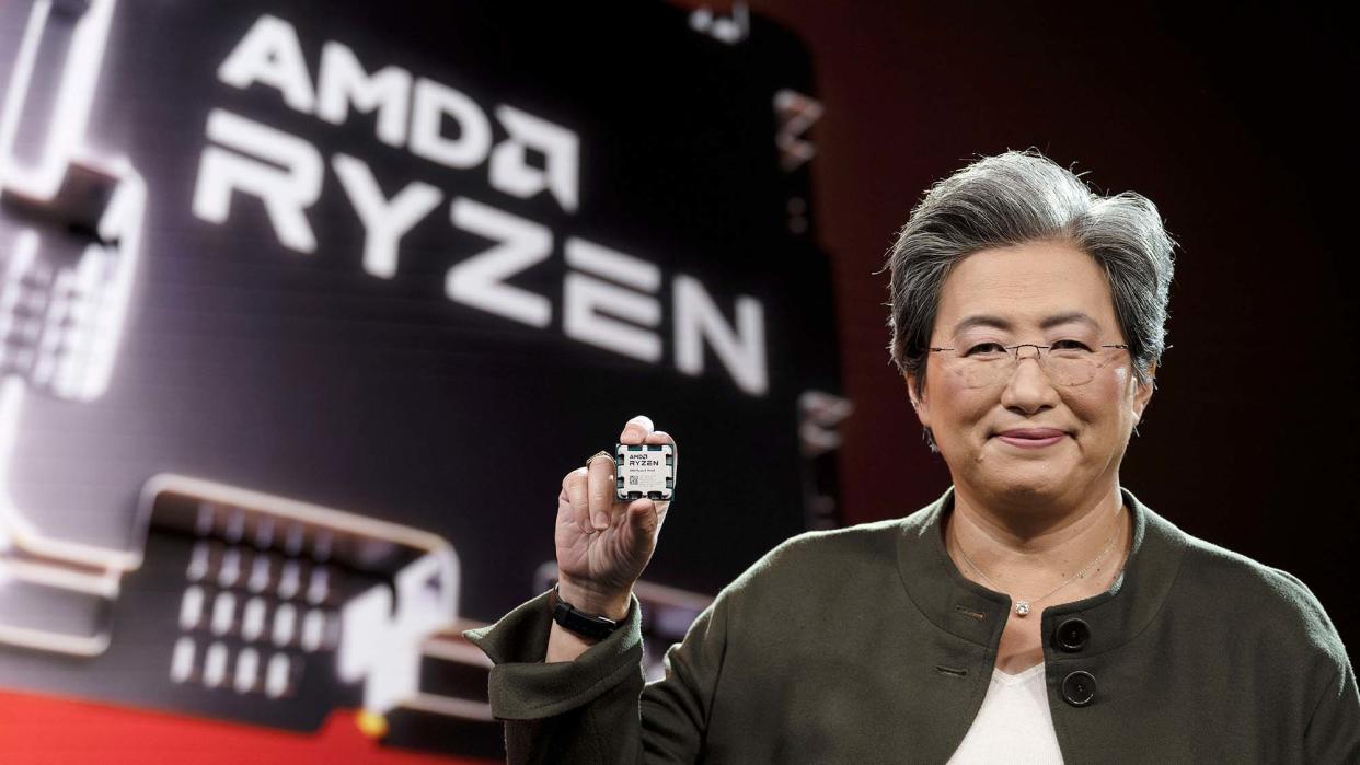  AMD CEO Lisa Su holding up an AMD Ryzen 7950X processor 