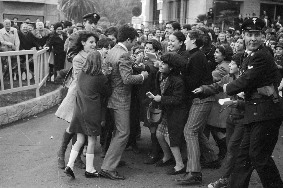Al Bano entouré de fans à l'extérieur du Casino lors du 18ème festival de Sanremo, 1968.