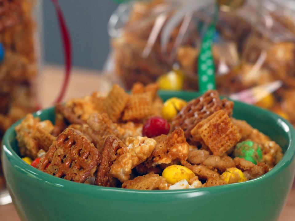 Caramel-Walnut Snack Mix