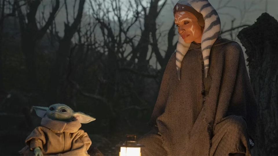 Grogu sitting with Ahsoka on Corvus in The Mandalorian