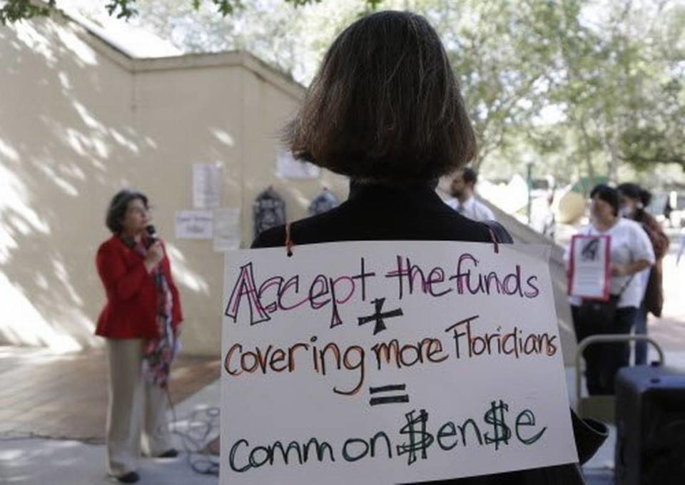 En 2015, la comisionada del condado Daniella Levine Cava, ahora alcaldesa del condado, habla durante la manifestación para apoyar que los legisladores de la Florida amplíen la elegibilidad para Medicaid, tal y como exige la Ley de Asistencia Asequible.