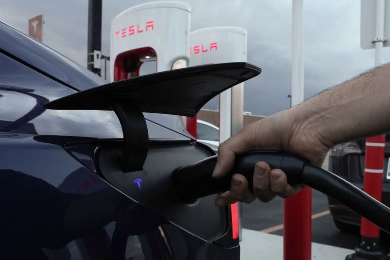 Un automovilista carga su vehículo eléctrico en una estación Supercharger de Tesla en Detroit, el miércoles 16 de noviembre de 2022.