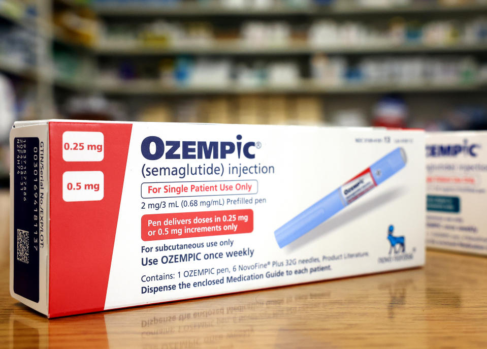 Caja del medicamento para la diabetes Ozempic descansan en el mostrador de una farmacia el 17 de abril de 2023 en Los Ángeles, California. Ilustración fotográfica de Mario Tama/Getty Images