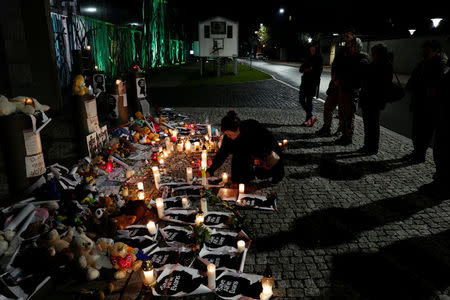 People light candles as they protest in support of Alfie Evans, in front of the Great Britain embassy building in Warsaw, Poland April 26, 2018. REUTERS/Kacper Pempel