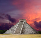<b>Chichen Itza, Mexiko</b><br><br> Die Pyramide Chichen Itza ist der Hotspot in Sachen Weltuntergang! Die 365 Stufen des Tempels repräsentieren die Tage des Jahres. Der Beweis, dass die Maya sich mit Zahlen auskannten und sich sicher bei ihrer Weltuntergangs-Prophezeiung für den 21.12.2012 nicht verrechnet haben. (Foto: ddp)