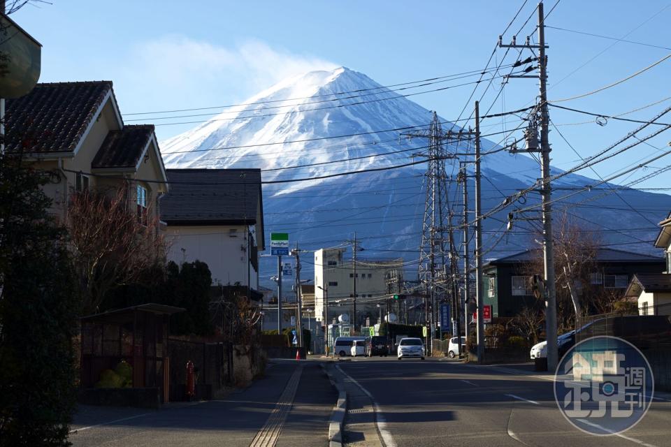 許多登山客會挑戰單日攻頂富士山，山梨縣為了防止相關行為造成危險，將限制登山口開放時間。（示意圖，本刊資料照）