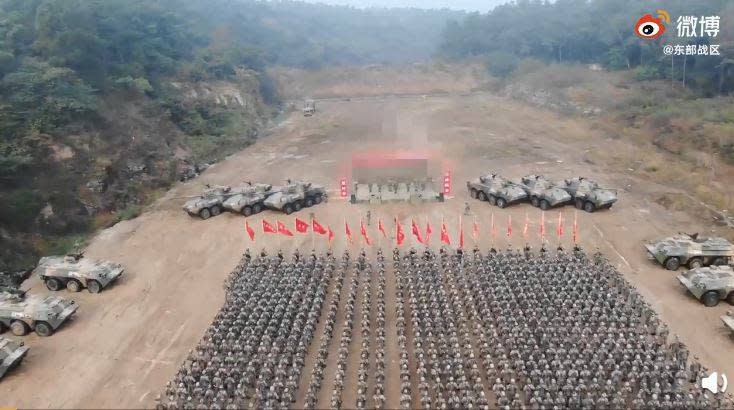 中國解放軍東部戰區官方微博公布第72集團軍某旅在駐地舉行的出征誓師動員大會影片。   圖：翻攝微博