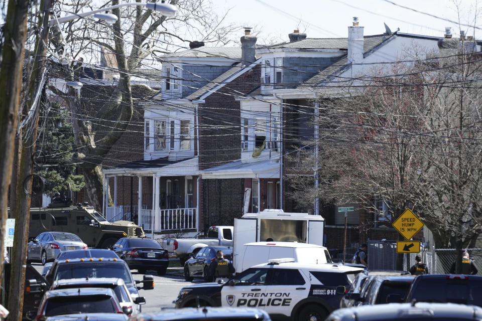 La policía rodea una vivienda en Trenton, Nueva Jersey, el sábado 16 de marzo de 2024. (AP Foto/Matt Rourke)