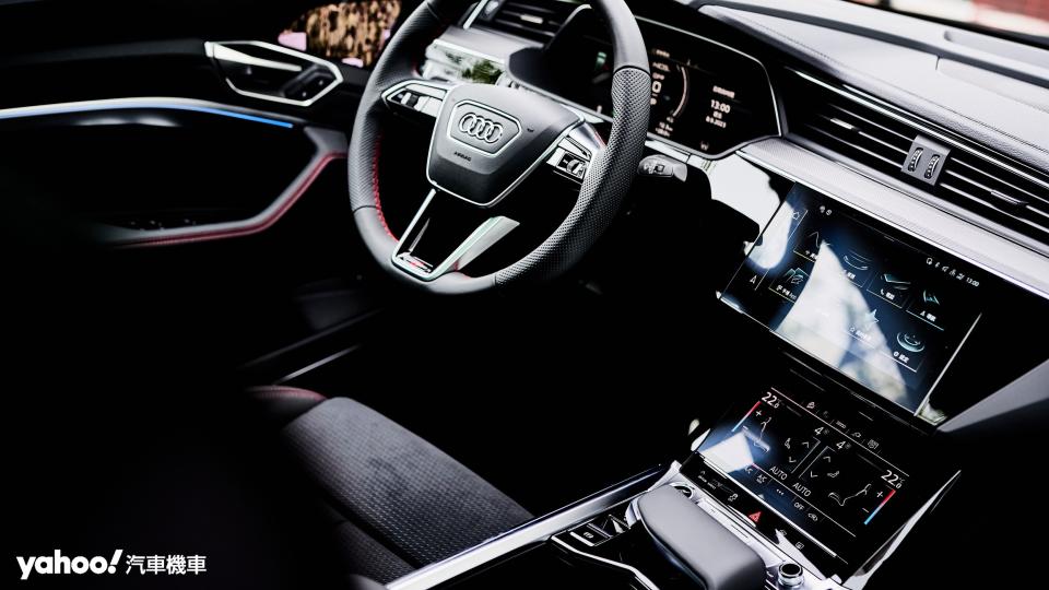 全新Q8 e-tron保留本世代Audi對於旗艦車款駕駛座艙的配置而不盲目追求貫穿式螢幕、大面積一體式中控等元素。