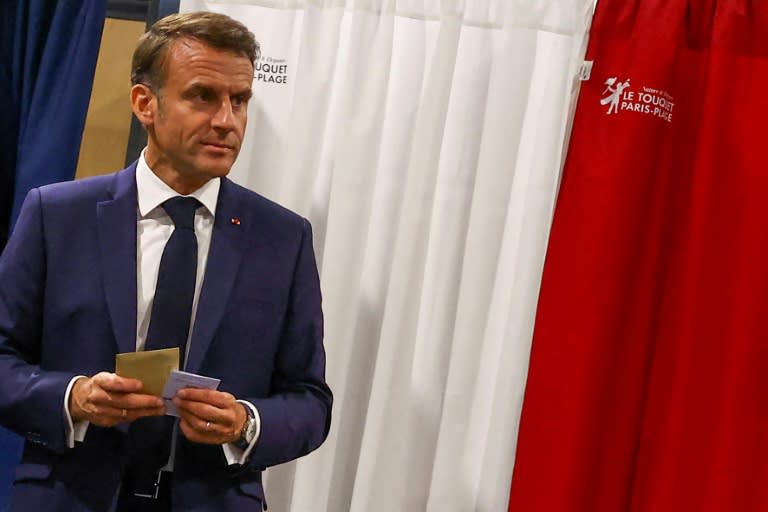 Le président de la République Emmanuel Macron sort d'un isoloir lors des élections européennes, le 9 juin 2024 au Touquet (Pas-de-Calais) (Hannah McKay)