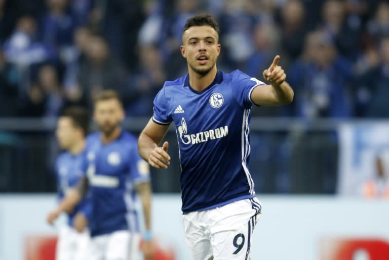 Schalke's forward Franco di Santo celebrates after scoring a penalty against Hamburg in Gelsenkirchen, western Germany, on November 19, 2017