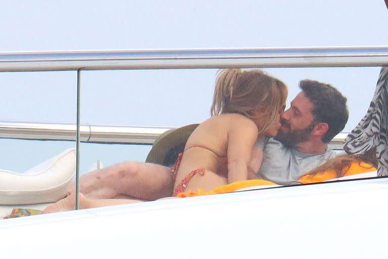 Jennifer Lopez y Ben Affleck, a puro romance y a bordo de un yate en la Costa Azul