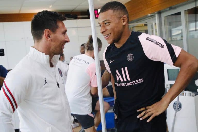 La bienvenida de Mbappé a Messi en su llegada al PSG; ¿llegarán a jugar juntos?