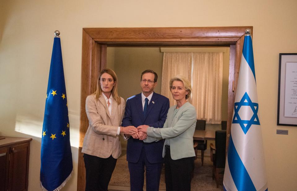 La presidenta de la Comisión Europea, Ursula von der Leyen, y la presidenta del Parlamento Europeo, Roberta Metsola, visitan Israel tras los ataques de Hamás. (Photo by IDF Spokesperson Unit / Handout/Anadolu via Getty Images)