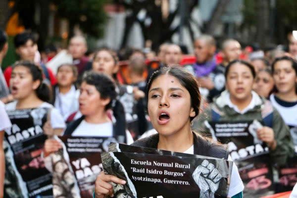 Mujeres normalistas protestan por la desaparición de los 43 estudiantes de Ayotzinapa.