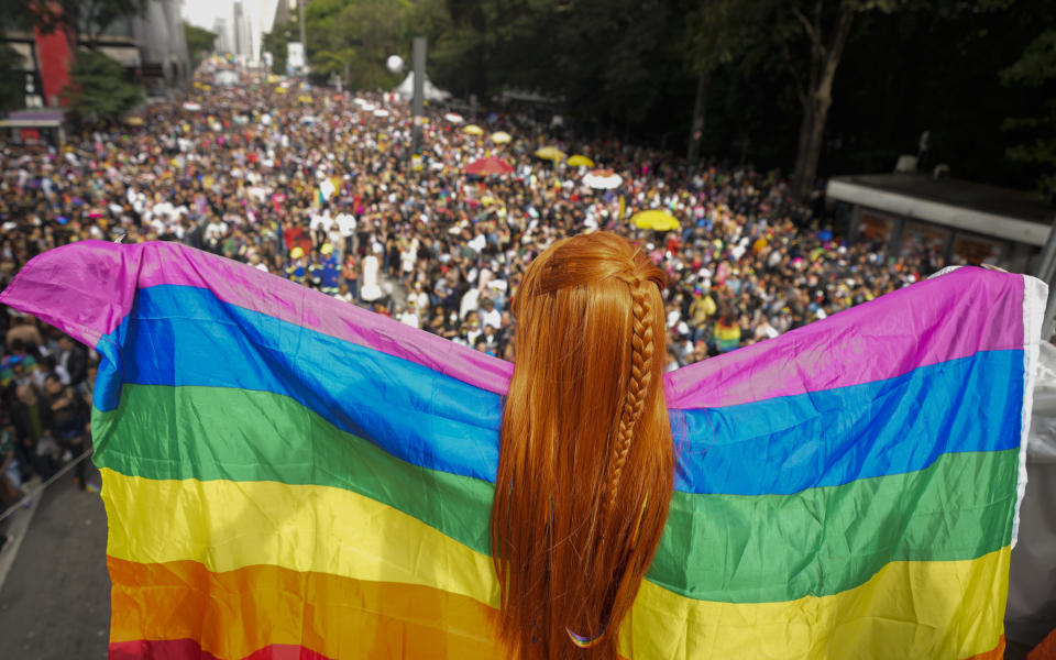 Una persona sostiene una bandera del arcoiris durante el desfile anual del Orgullo Gay en Sao Paulo, Brasil, el 19 de junio de 2022. (AP Foto/Andre Penner)