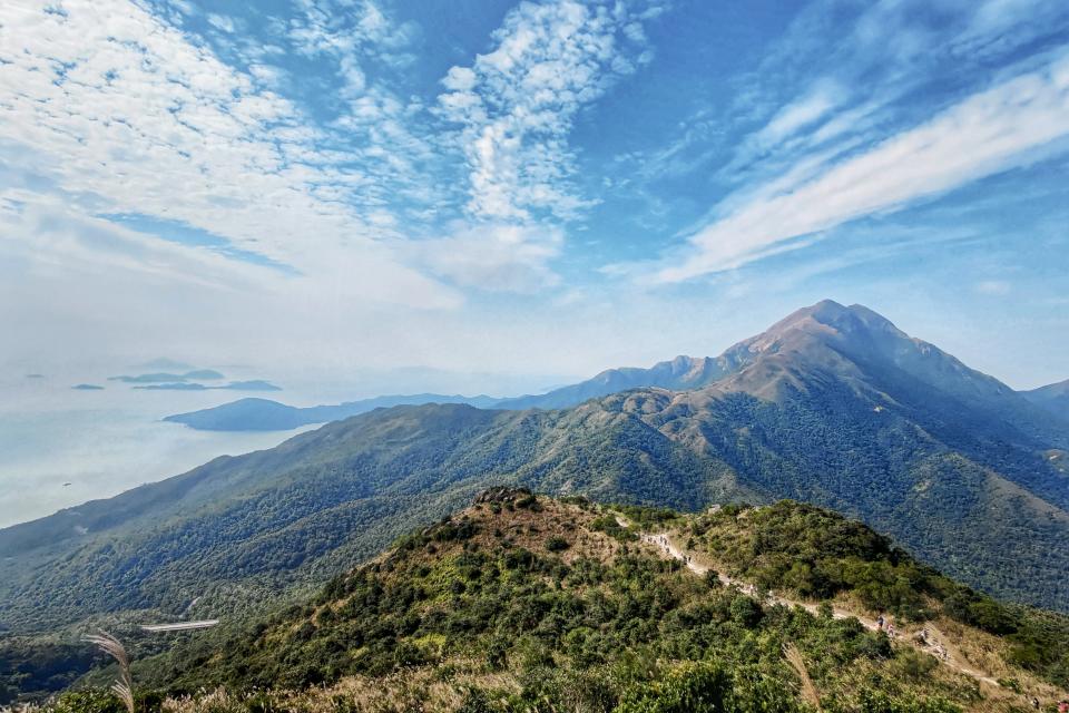 由伯公坳登上大東的山路風光明媚