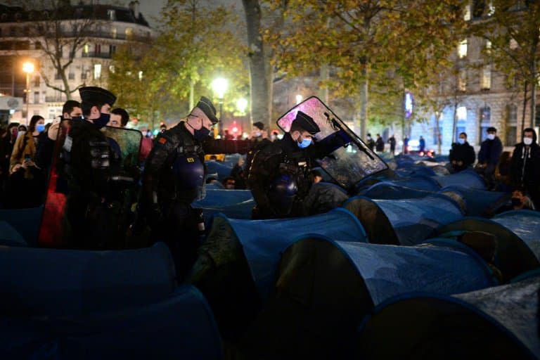 Un campement de migrants délogé par la police place de la Republique à Paris le 23 novembre 2020 - MARTIN BUREAU © 2019 AFP