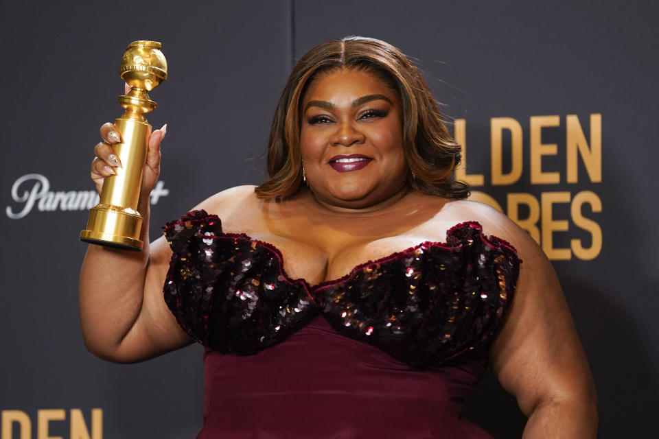 Da'Vine Joy Randolph posa en la sala de prensa con el premio a la mejor actriz de reparto en cine por "The Holdovers" en la 81a edición de los Globos de Oro el domingo 7 de enero de 2024, en el Hotel Beverly Hilton en Beverly Hills, California. (Foto AP/Chris Pizzello)