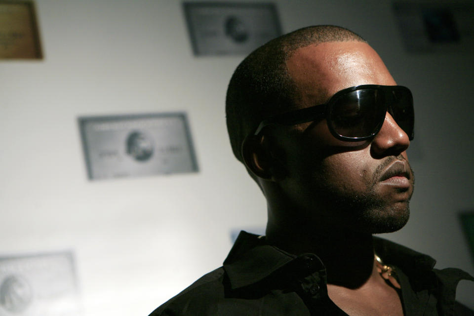 Music artist Kanye West arrives for his private concert at the Nokia Theatre in New York City August 29, 2006. REUTERS/Eric Thayer (UNITED STATES)