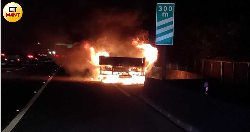 國道1號23號傍晚一輛大貨車發生火燒車意外，火勢瞬間吞噬整輛車，幾乎被燒得面目全非。(圖／翻攝畫面)