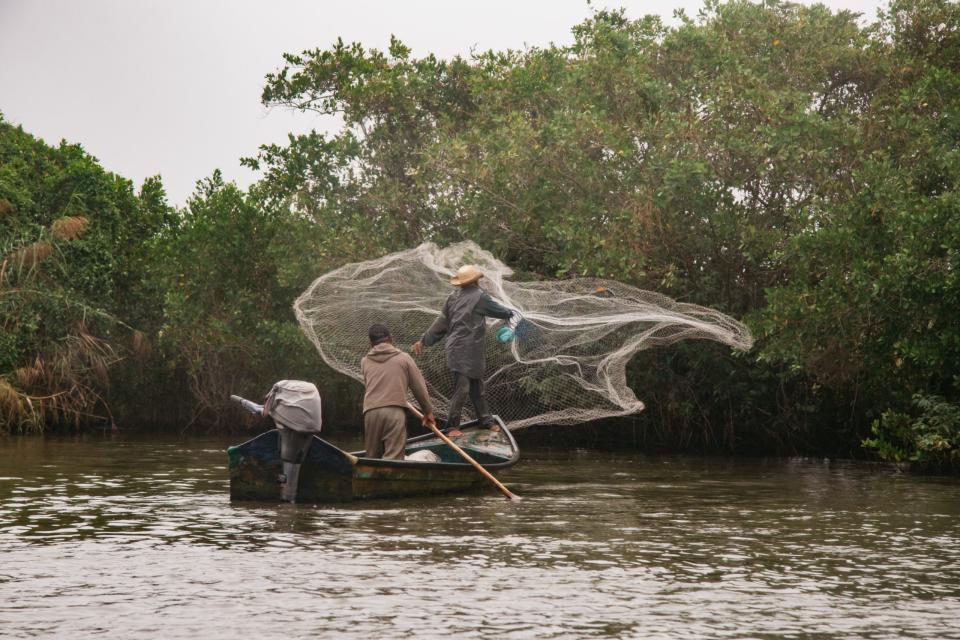 Red de pesca en la comunidad de Mano Perdida. La comunidad sobrevive gracias a la ganadería y pesca, aunque sufre de acceso a agua potable y el agua de su laguna está contaminada por los ingenios de la caña de azúcar que está afectando cada vez más a su pesca. Se pesca mayoritariamente Jaiba, Mojarra, camarón y huevos de naca. Veracruz. 