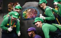 Der fünffache Luigi und ein potenzieller Verräter unter ihnen. Nein, Waluigi ist nicht gemeint, sondern das "Among Us"-Ding in der Mitte. (Bild: 2021 Getty Images/Ilya S. Savenok)