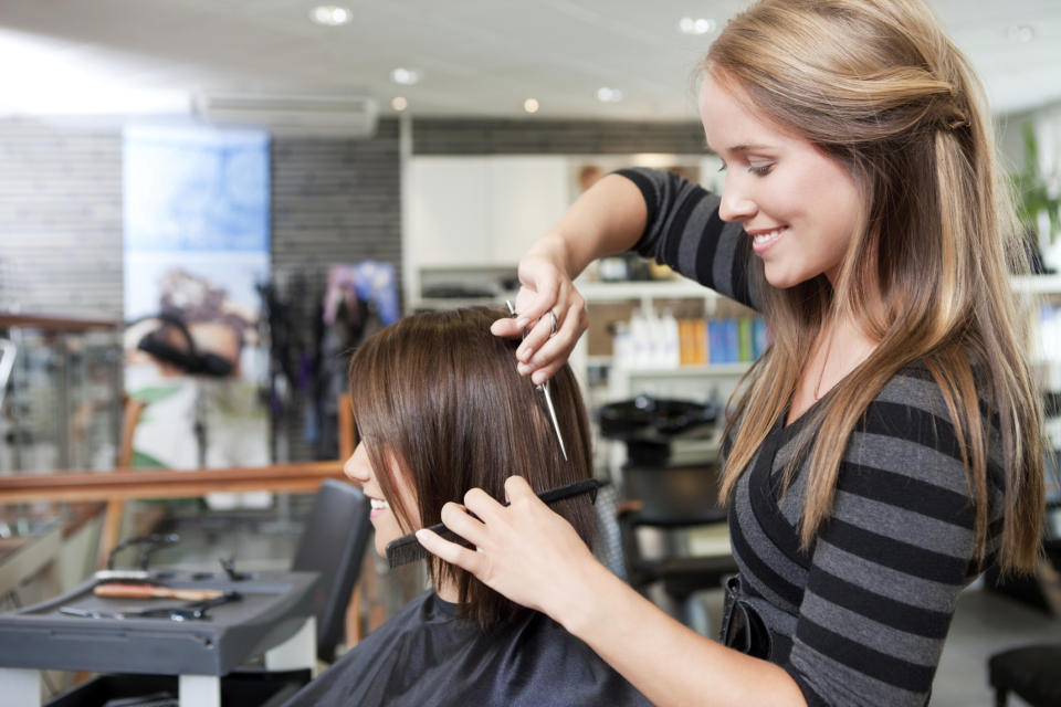 Friseure, Kosmetiker und ähnliche Berufsgruppen widmen ihr Leben der Kreation von neuen Haar-und Beautytrends. Insgesamt 79 Prozent haben Freude an ihrem Handwerk. Nur eine Berufsgruppe ist noch zufriedener.