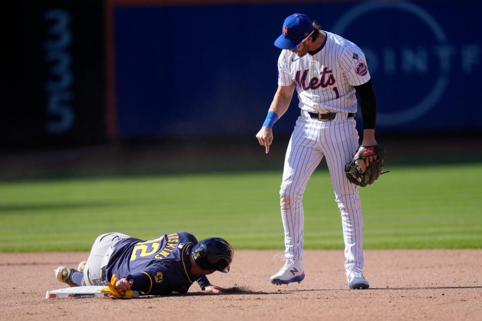 釀酒人跑者霍斯金斯（Rhys Hoskins）在滑向二壘時，對大都會二壘手麥克尼爾（Jeff McNeil）鏟腳。美聯社