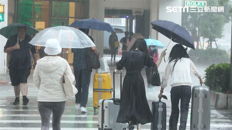 氣象局提醒新北市、台北市和桃園氣溫偏低，還可能有短暫陣雨。（示意圖／記者邱榮吉攝影）