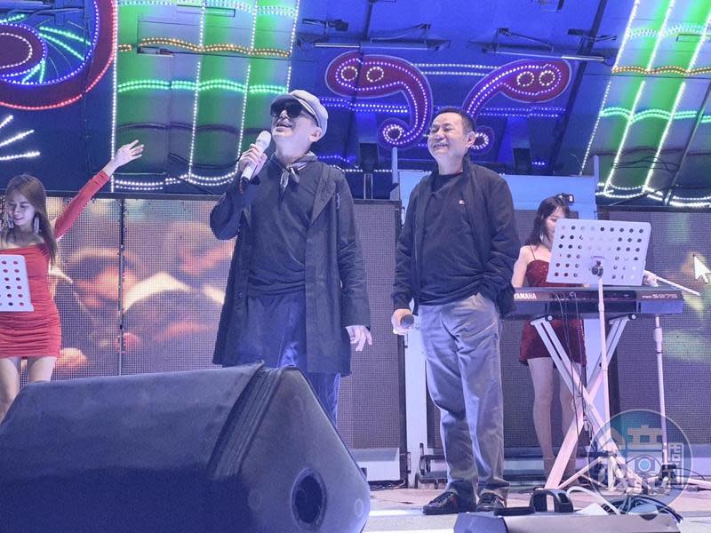 蔡振南被高捷力拱一起上台合唱招牌歌曲《空笑夢》。