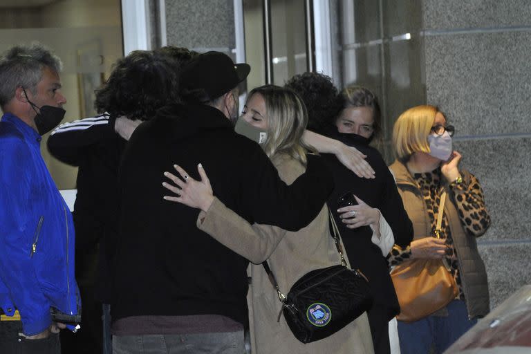 Soledad Fandiño, compañera de Chantal Abad, llegando a la casa velatoria