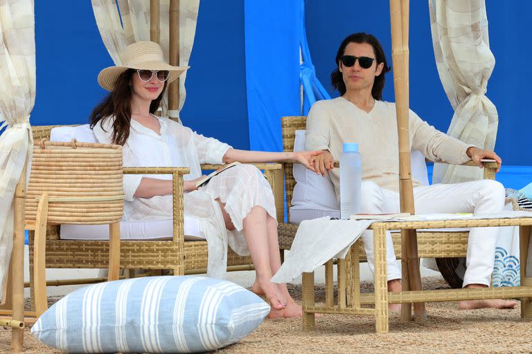 Anne Hathaway y Jared Leto grabando escenas para la película ”WeCrashed