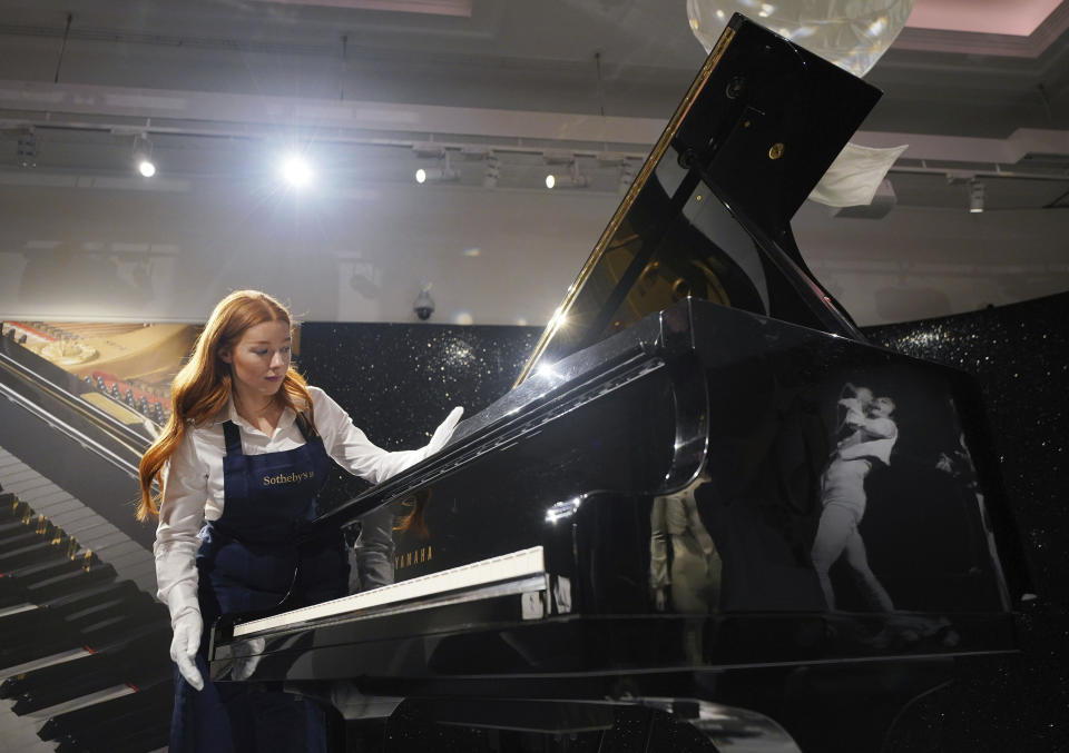 ARCHIVO - Un piano de media cola Yamaha G2 en el que Freddie Mercury compuso "Bohemian Rhapsody" es exhibido el 3 de agosto de 2023, en Londres. El piano se subastó por más de 2 millones de dólares el 6 de septiembre en Sotheby's. (Yui Mok/PA vía AP)