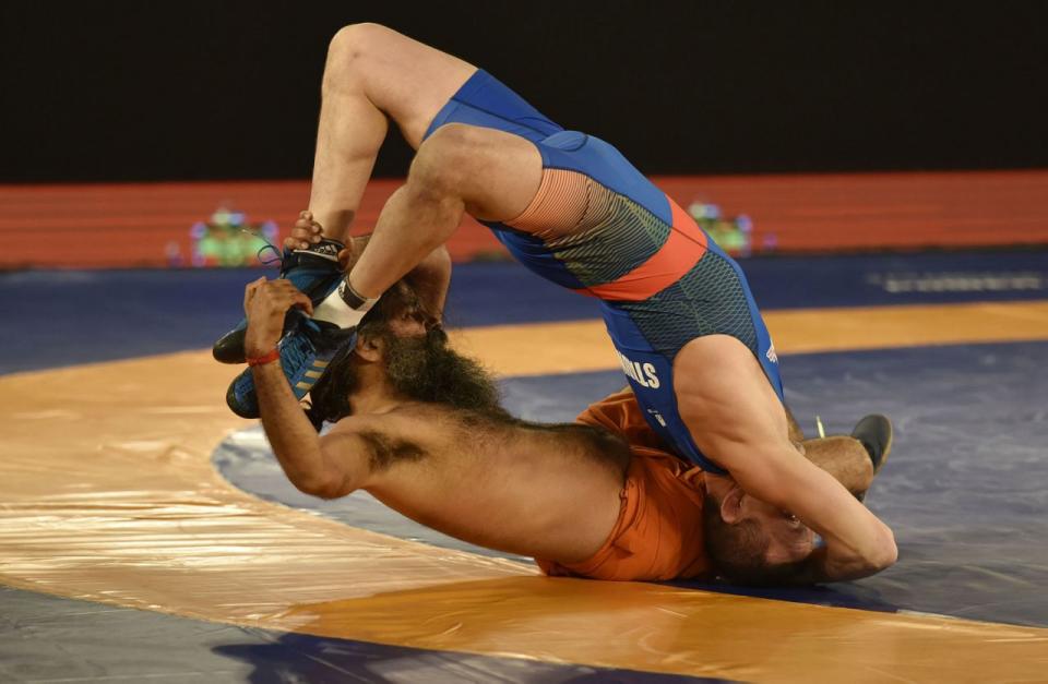 <p>Yoga-Guru Baba Ramdev und Olympia-Silbermedaillengewinner Andrij Stadnik treten während der Pro Wrestling League in Neu-Delhi gegeneinander an. (Bild: Virendra Singh Gosain/Hindustan Times via Getty Images) </p>
